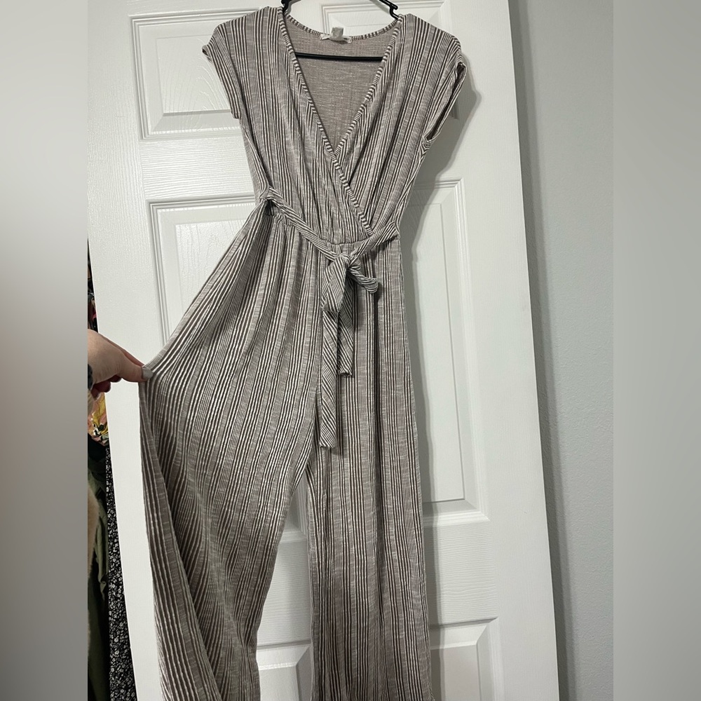Stretchy, comfortable women’s short-sleeve jumpsuit!